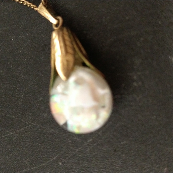 Opalescence teardrop style mecklace - Picture 2 of 3